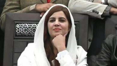 Photo of Speaker of the Pakistan Assembly’s Refusal to Make Eye Contact with a Female Leader Goes Viral