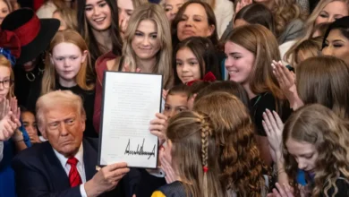 Photo of Trump Signs Executive Order to Ban Transgender Athletes from Women’s Sports
