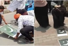 Photo of Kalaburagi Protest: Bajrang Dal Members, Including Women, Remove Pakistani Flags