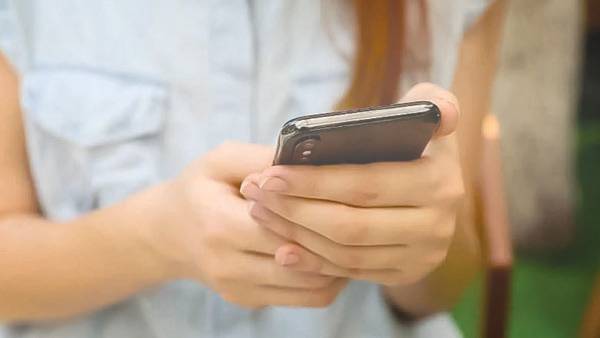 8 Million Women in Pakistan Gain Mobile Internet Access Last Year, Narrowing Gender Gap