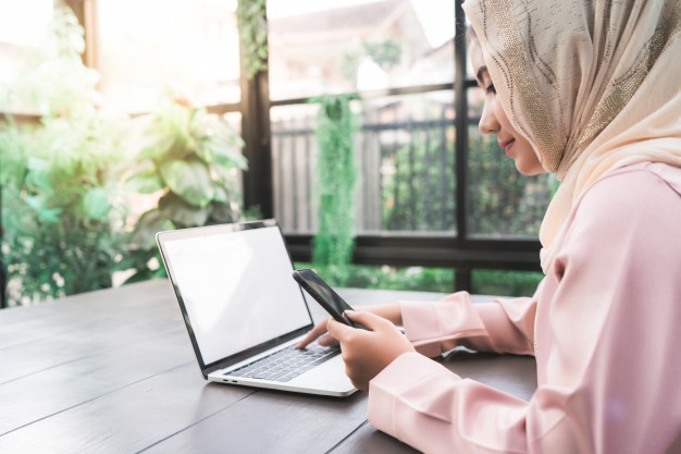 Women rise with online baking in Pakistan