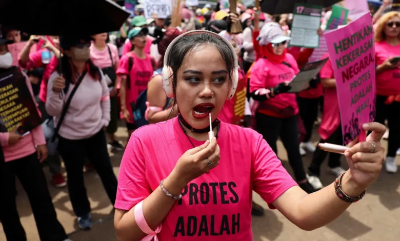 Indonesia’s “Brave Pink” Protesters March Against Police Abuses and Political Perks