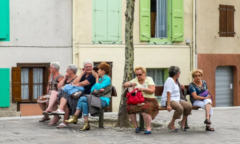 Why Women Live Longer Than Men: New Research Reveals Key Biological and Evolutionary Factors